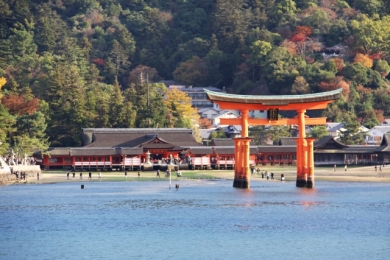 海から詣でる神秘の世界遺産宮島と紅葉名所めぐり2日間