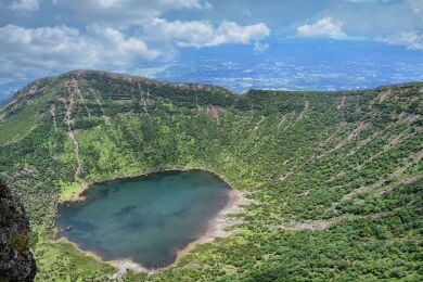 ＜山歩き旅行・中級＞霧島山・韓国岳と高千穂峰・鹿ヶ原つつじ園 4日間（宮崎・鹿児島）